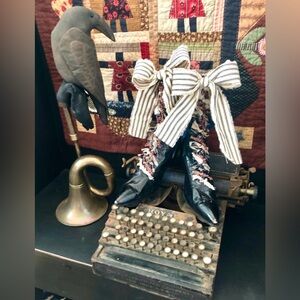 Antique Shoes / Prim Old Shoes — 
all Gussied-Up